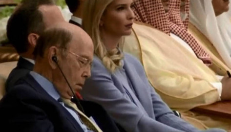 Wilbur Ross se queda dormido durante discurso de Trump