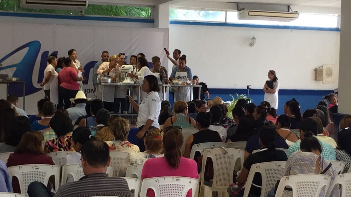 Alcaldesa da curso de repostería a mujeres emprendedoras