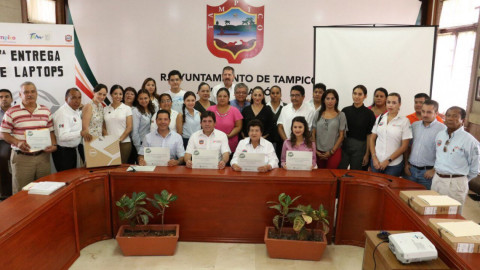 Microempresarios locales reciben laptops por parte del Ayuntamiento 