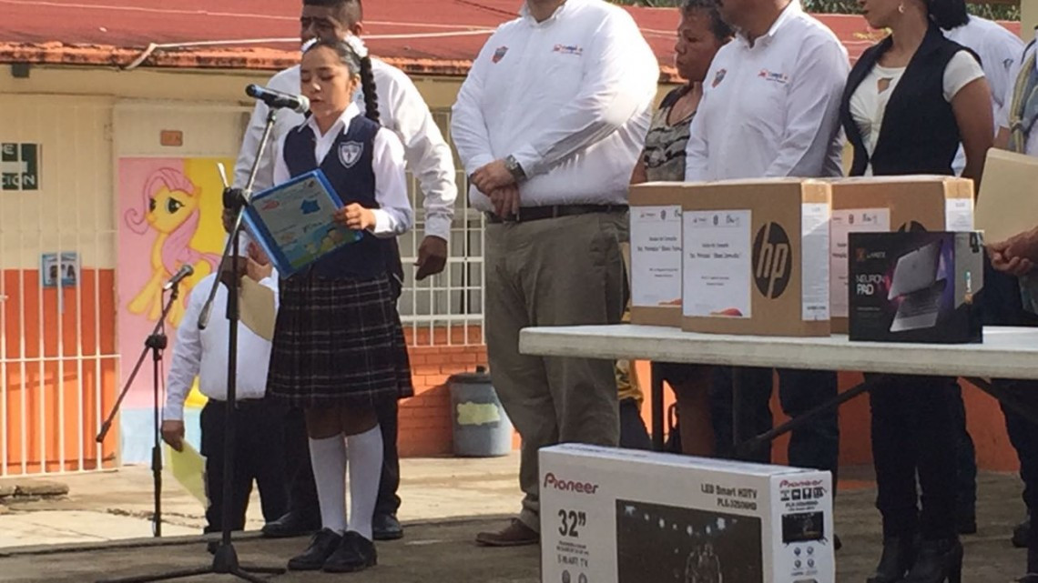 Entregan 10 laptops a escuela primaria en Tampico
