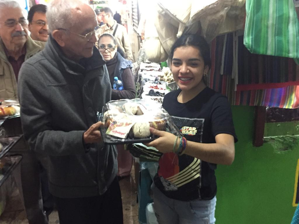 Entregan roscas a locatarios del Mercado “18 de Marzo”