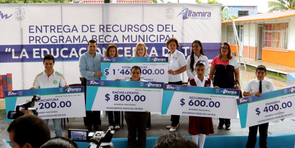 Se entregan becas municipales a niños y jóvenes de Altamira.