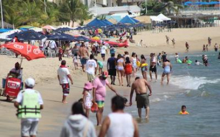 Pese a aumento de casos Covid, playas de Acapulco se llenan de turistas