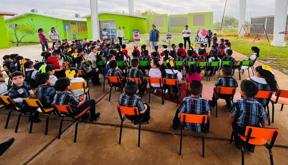 Llevan biblioteca itinerante a más de 40 escuelas de la ciudad