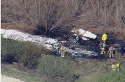 Se desploma e incendia un avión corporativo en California; seis muertos