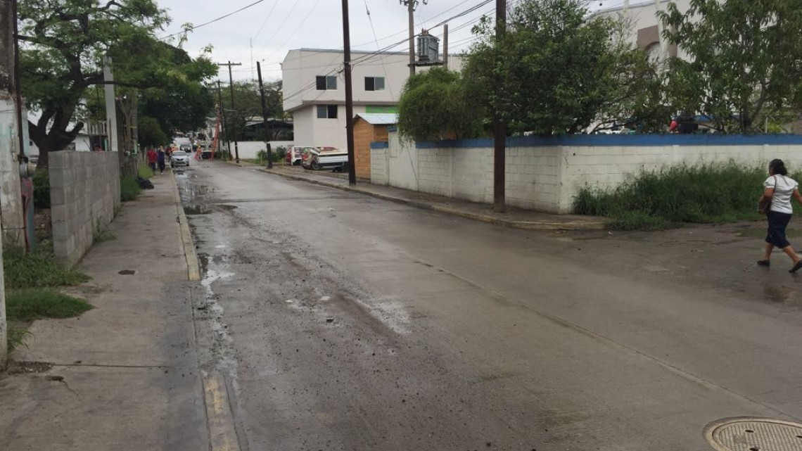 Vecinos piden ayuda, se inundan cada vez que llueve