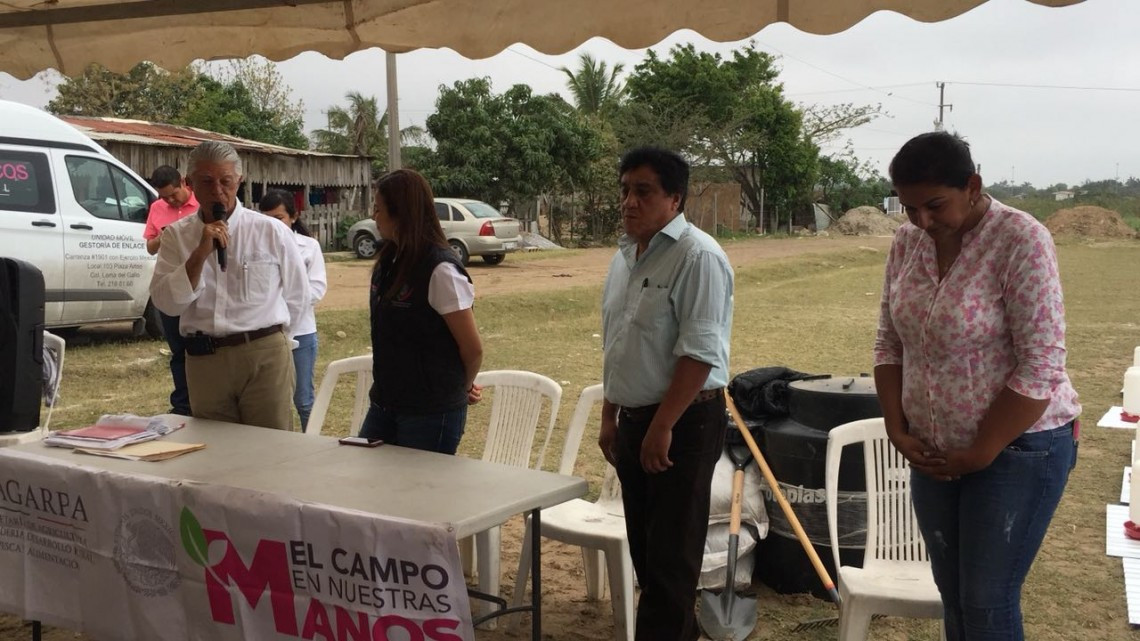 Diputada entrega apoyos en el Chispus