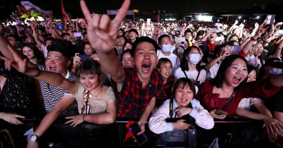 Participan miles de personas en festival en Wuhan