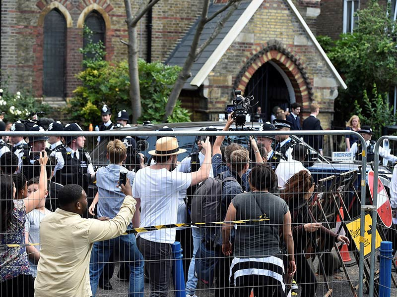 Civiles se manifiestan frente a la residencia de May 