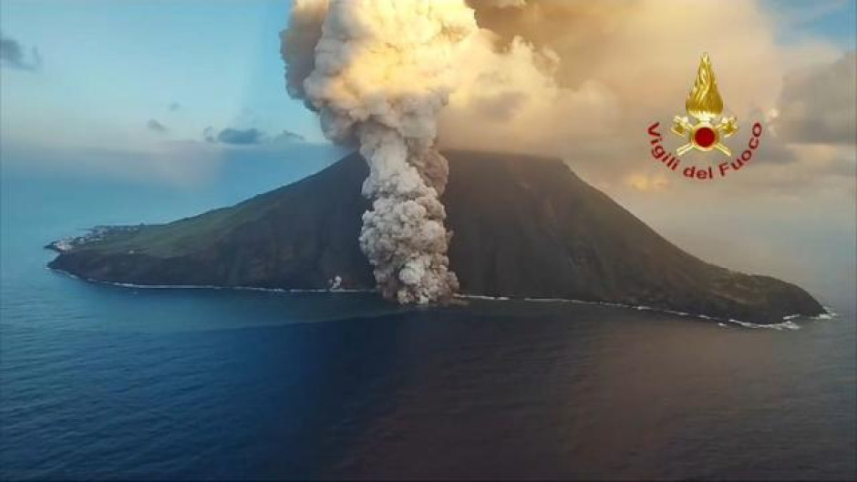 Italia eleva al máximo el nivel de alerta tras la erupción del volcán Estrómboli