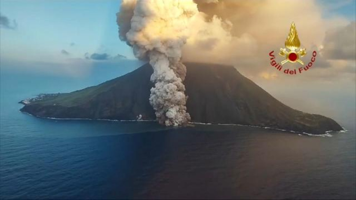 Italia eleva al máximo el nivel de alerta tras la erupción del volcán Estrómboli