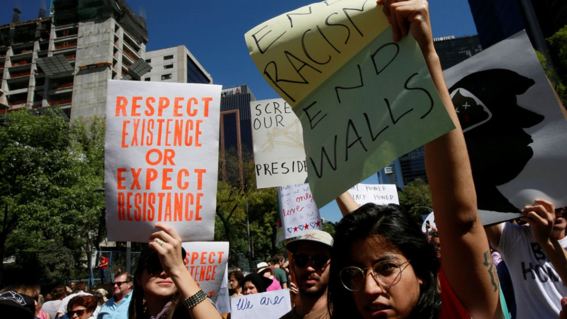 Más de mil personas, muchas de EEUU, protestan contra Trump en México