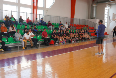 Gobierno Municipal impulsa el deporte con exitosa “Clínica de Básquetbol para Entrenadores”