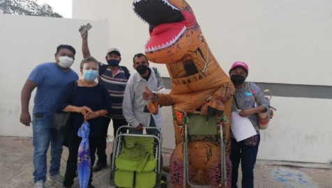 Dinosaurio acompaña a su mamá a vacunarse contra el Covid-19