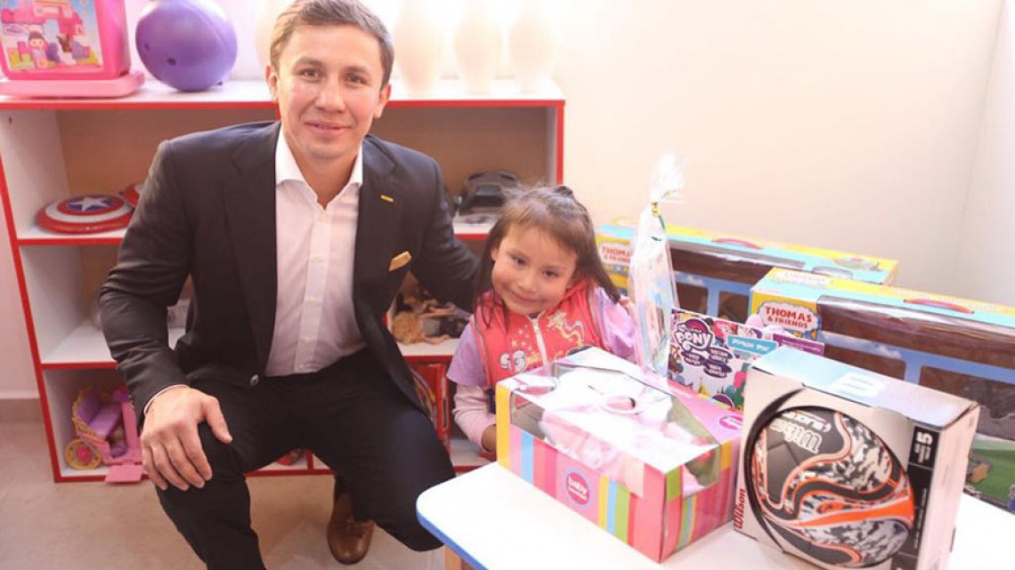 “GGG” entrega juguetes en la CDMX 