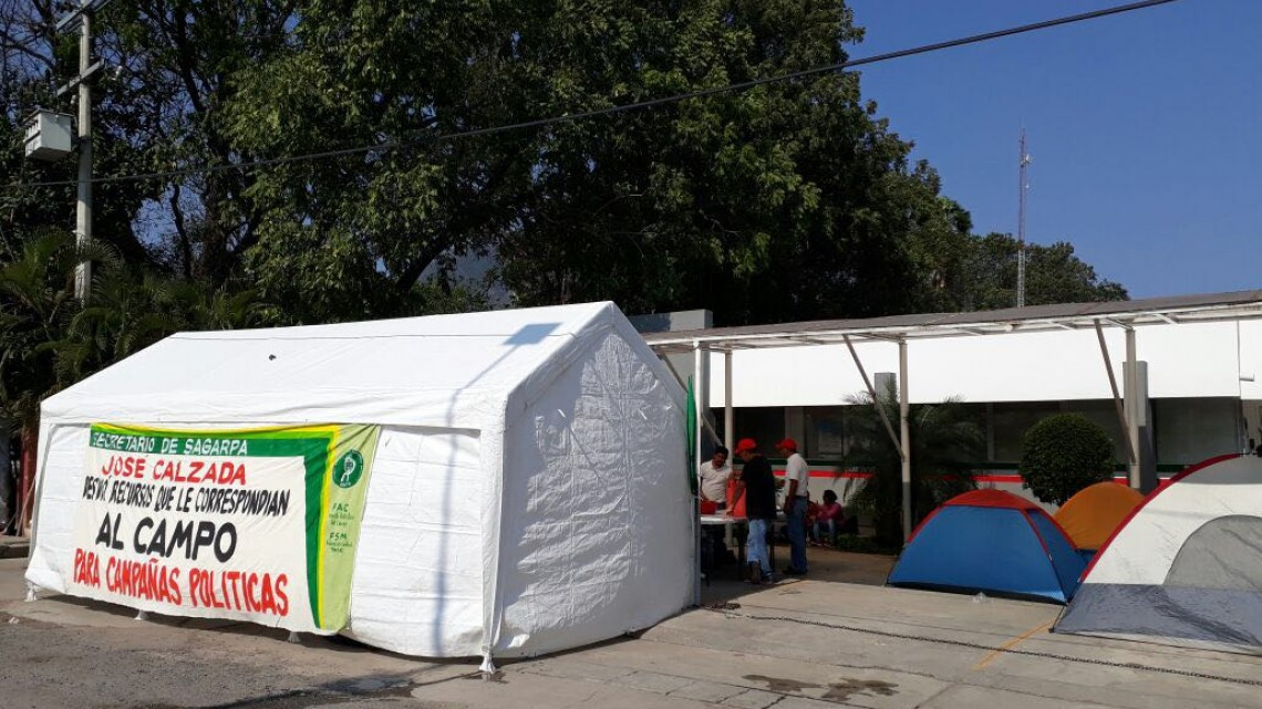 Productores toman la delegación de SAGARPA