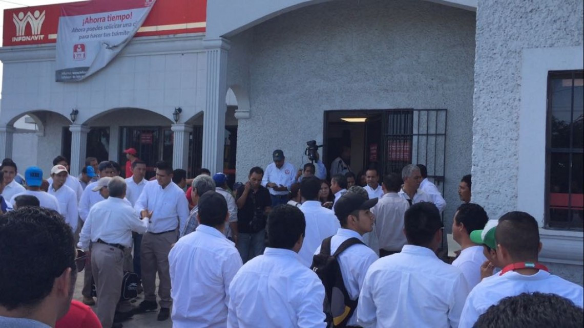 Protestan trabajadores en contra de Infonavit