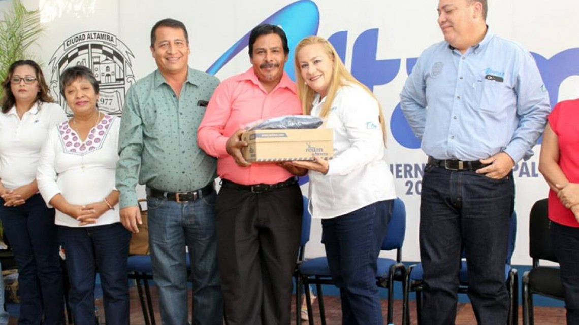 Entregan uniformes a empleados municipales