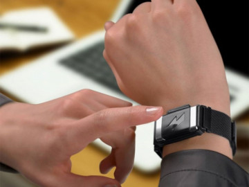 Pulsera que te da toques si le quieres llamar a tu ex o si comes de más