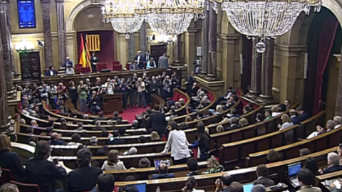 Cataluña pospone independencia, propone diálogo a España