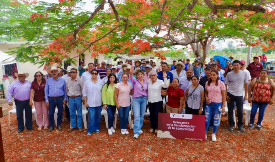 Entrega SEBIEN tinacos en Aldama
