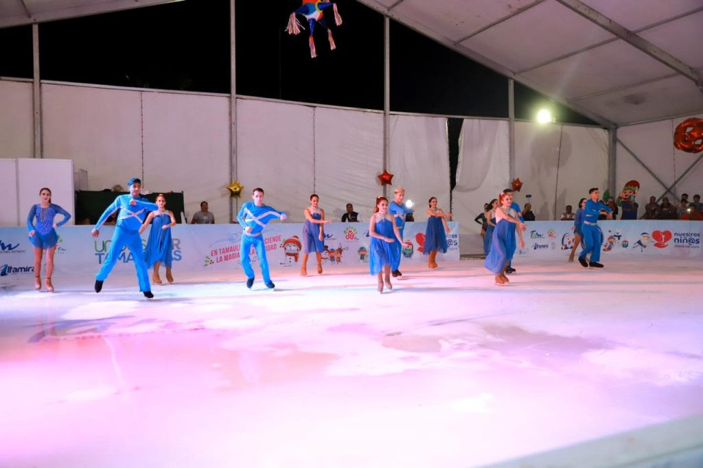 Disfrutan familias altamirenses de la pista de patinaje sobre hielo