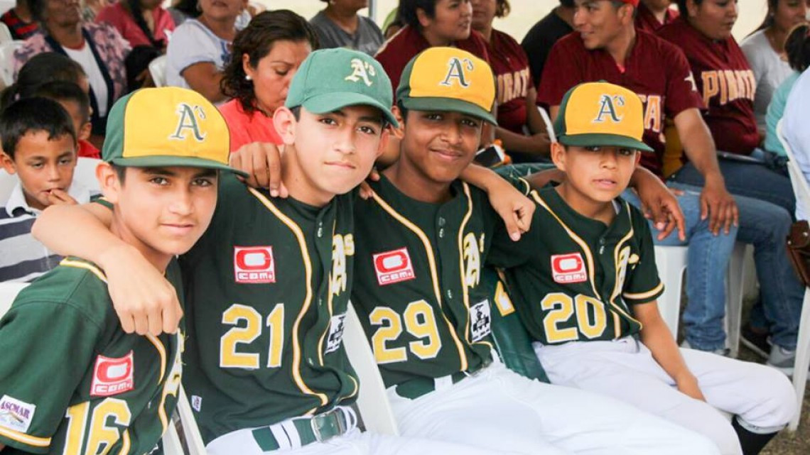 Asiste alcaldesa a inauguración a campo de béisbol