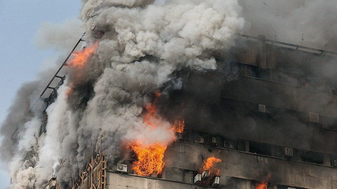 Se derrumba edificio de 17 pisos en Teherán tras un incendio