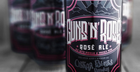 Demandan a cervecería que creó la marca 'Guns 'N' Rosé