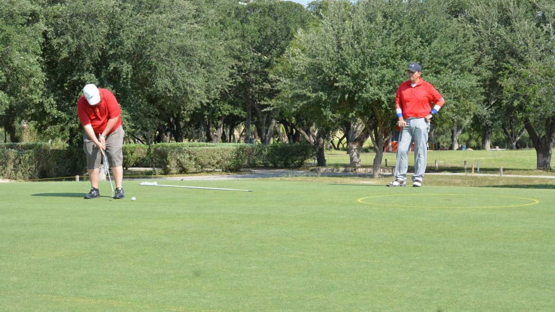 Maki Ortiz inaugura XXV Torneo de Golf de la Amistad Rotaria