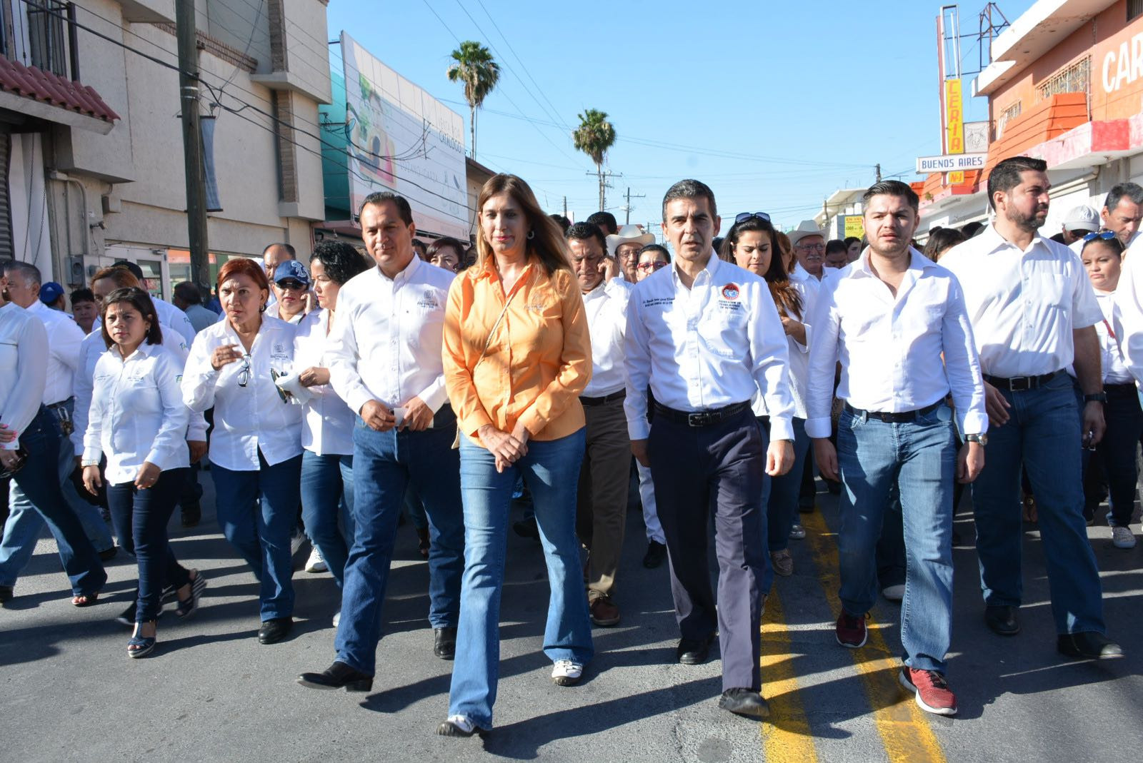 Encabeza Maki desfile con líderes y cerca de 17 mil trabajadores