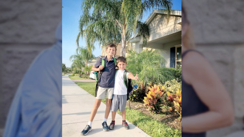 Mamá festeja el regreso a clases viajando sola a Disney