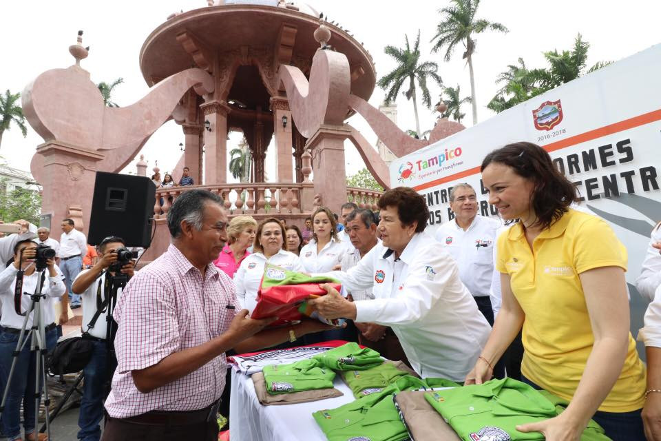 Entrega Alcadesa uniformes y toldos a los aseadores de calzado