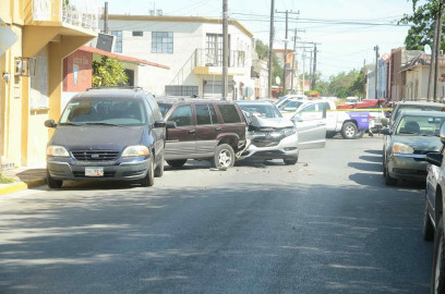 Roban camioneta, huyen y chocan