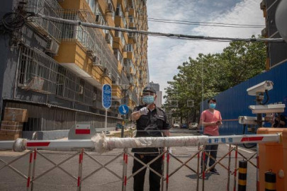 Beijing amplía restricciones por temor a propagación masiva del brote de coronavirus 