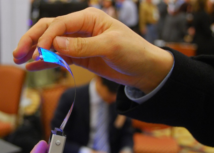 Samsung presentará la primera pantalla elástica