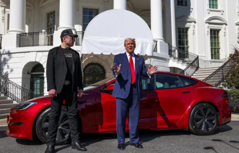 Trump evalúa deshacerse de su Tesla tras sus choques con Musk