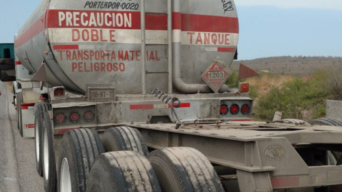 Cierran carretera federal ante temor de explosión de un tanque con gasolina