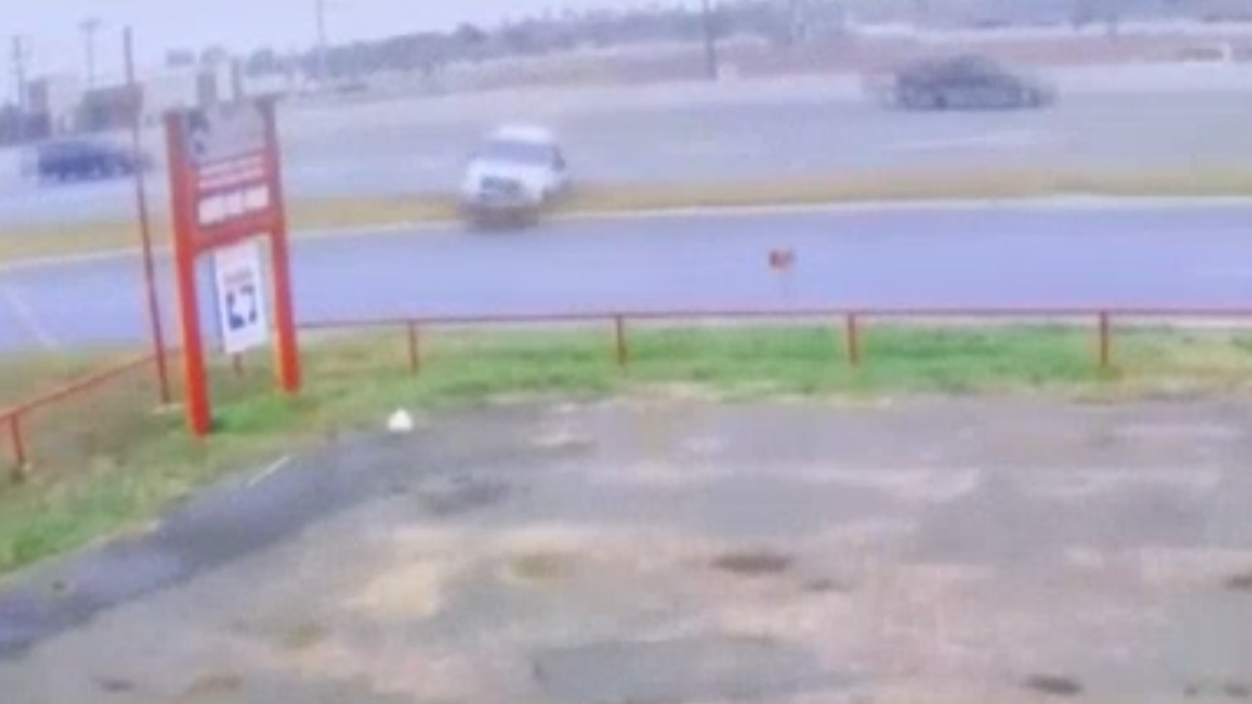 Conductora pierde control de su vehículo en Harlingen