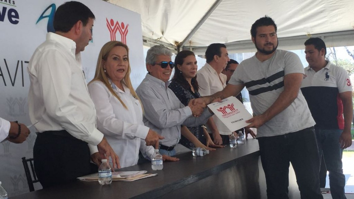 Se hacen entrega de escrituras a familias de Altamira