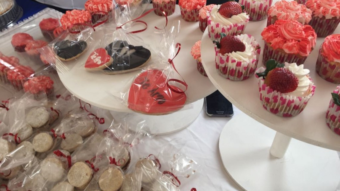 Celebran el día del amor y la amistad con abrazos y besos