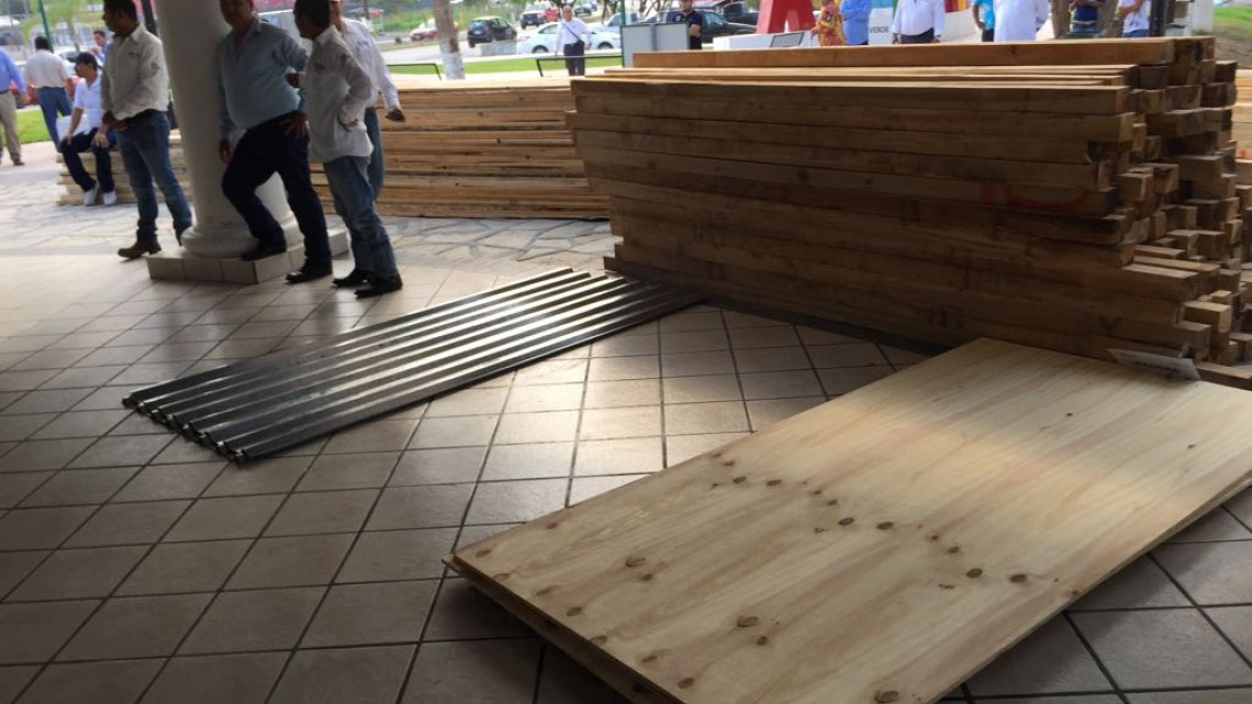 Entregan material a familias que se vieron afectados por tromba