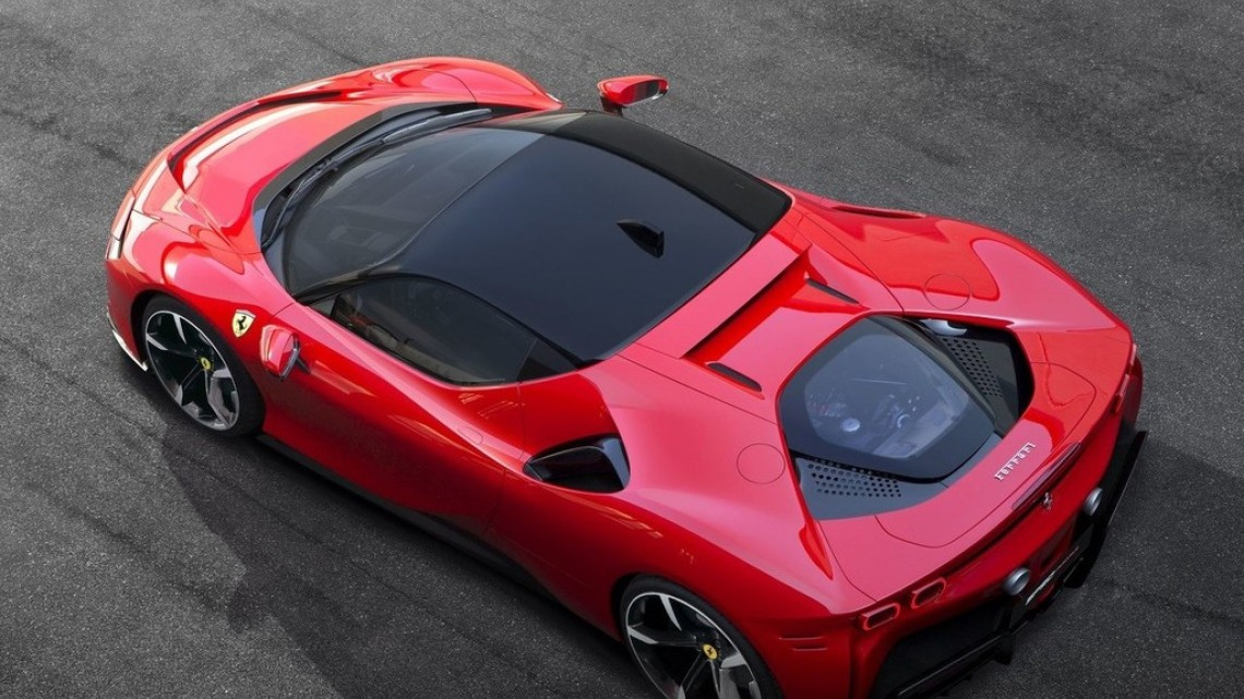  Ferrari presenta su primer auto hibrido enchufable