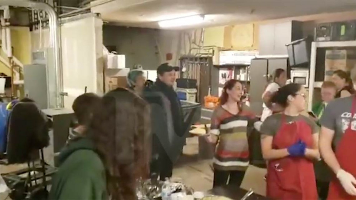 Jeremy Renner y su hija Ava visitan a personas sin hogar