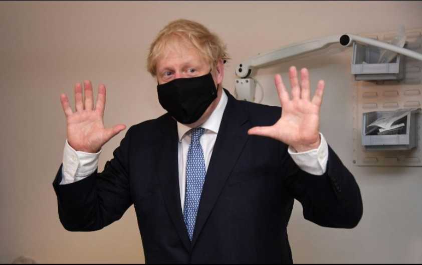 'Están chiflados', dice Boris Johnson sobre los antivacunas