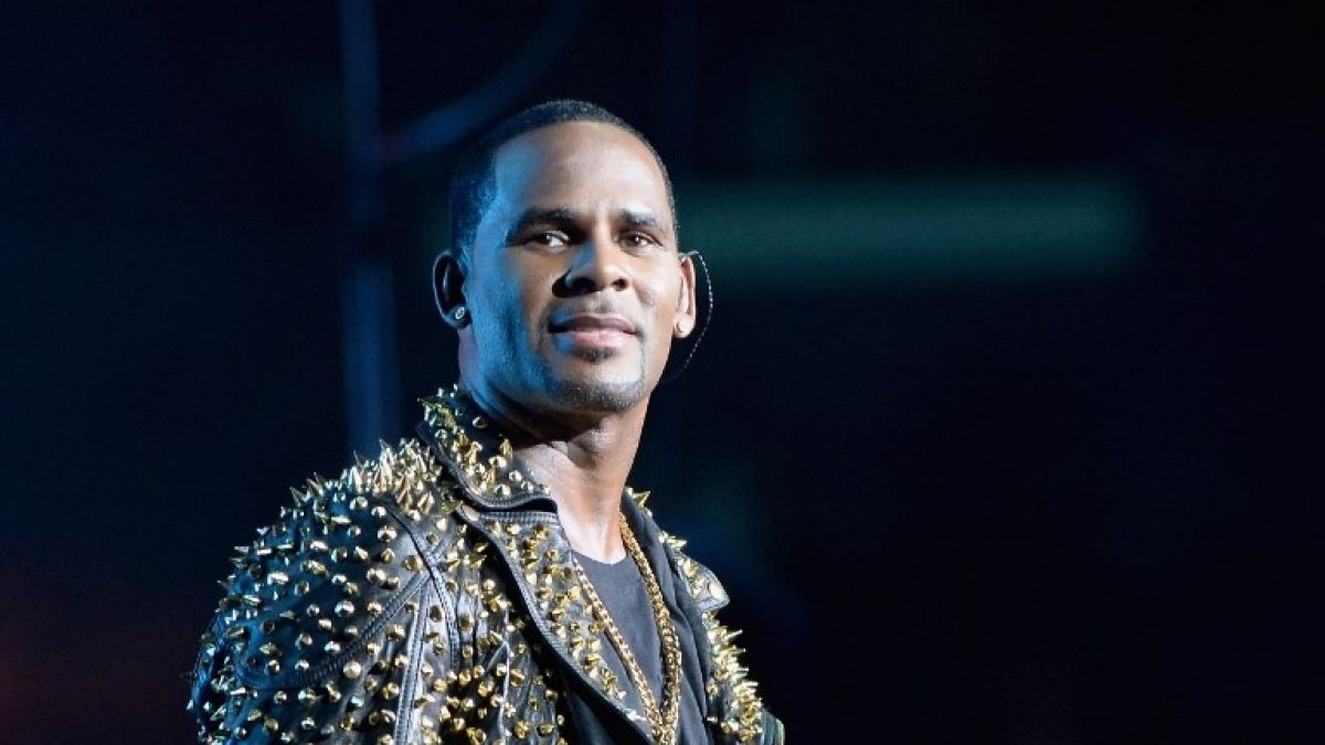 R. Kelly enfrenta 10 cargos por abuso sexual 