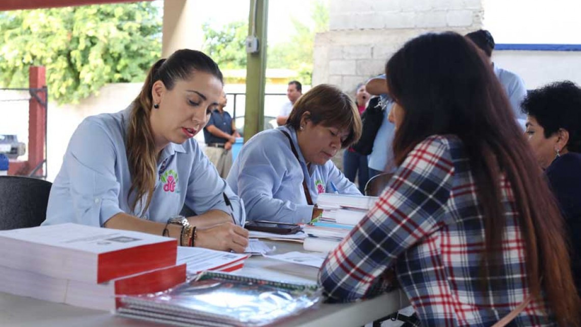 Entregan platos, vasos y cubiertos a Desayunadores