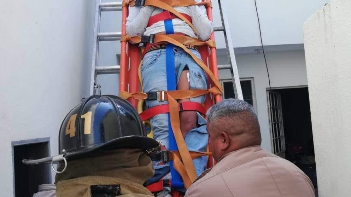 Joven se distrae y se electrocuta