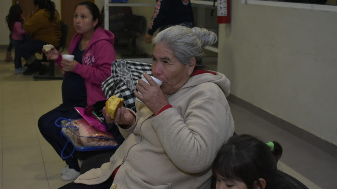 Entrega Protección Civil Colchonetas y Cobertores en la vía pública