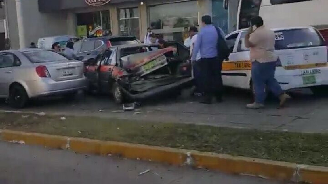 Microbús se queda sin frenos e impacta 4 automóviles